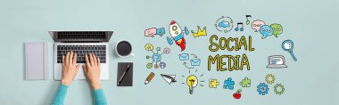 Bilgisayarı kullanan kişi ile sosyal medya