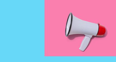 Sert gölgeli beyaz megafon