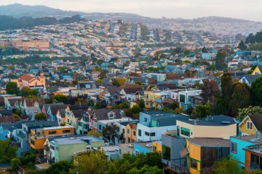 Alacakaranlıktaki San Francisco manzarası