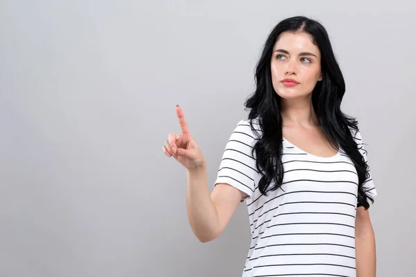 Mujer joven señalando algo — Foto de Stock