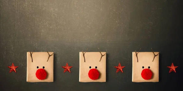 Cajas de regalo hechas a mano pom pom reno —  Fotos de Stock