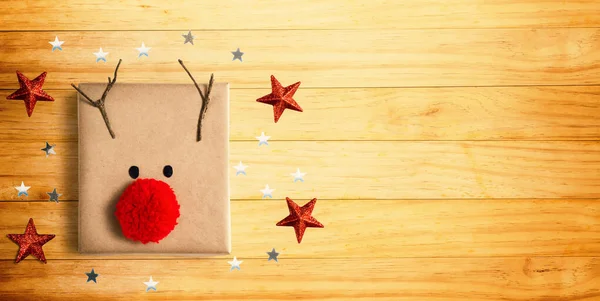 Handgemaakte rendier pom pom geschenkdoos — Stockfoto