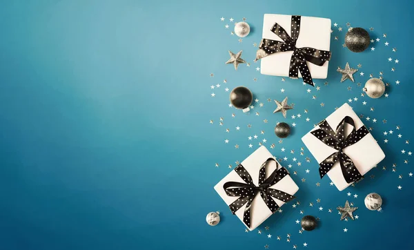 Caixa de presente de Natal com baubles — Fotografia de Stock