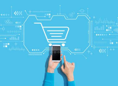 Akıllı telefon kullanan kişi ile çevrimiçi alışveriş teması