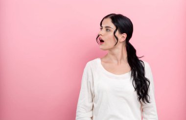 Genç bayan konuşuyor.