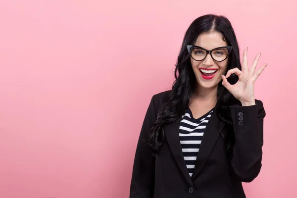 Mujer joven con buen gesto — Foto de Stock