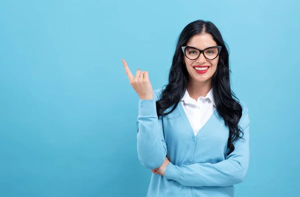 Giovane donna che indica qualcosa — Foto Stock