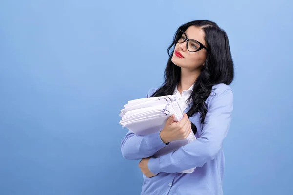 Mujer joven con un montón de documentos — Foto de Stock