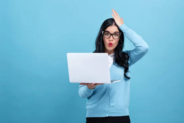 Mujer joven sorprendida usando una computadora portátil — Foto de Stock