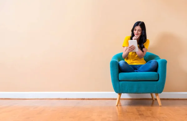 Giovane donna utilizzando il suo tablet — Foto Stock