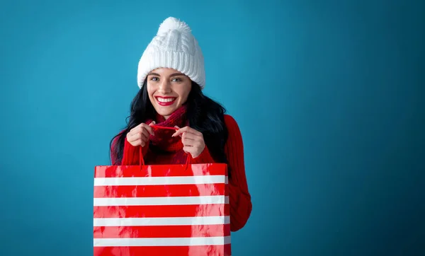Glückliche junge Frau mit einer Einkaufstasche — Stockfoto