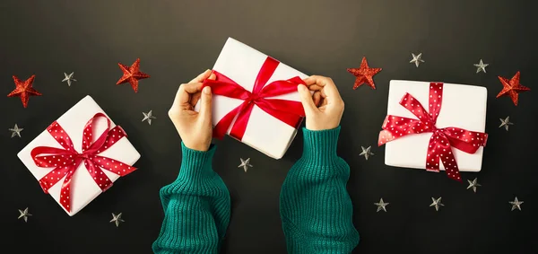 Persoon die een kerstcadeau doos vasthoudt — Stockfoto