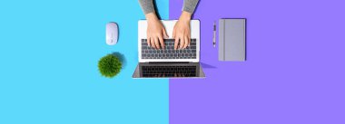 Dizüstü bilgisayar kullanan kişi