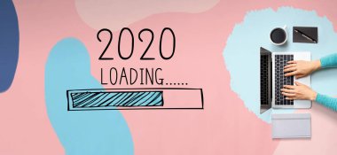 Yeni yıl 2020 dizüstü bilgisayarla yükleniyor