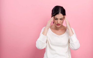 Genç kadın kendini stresli hissediyor