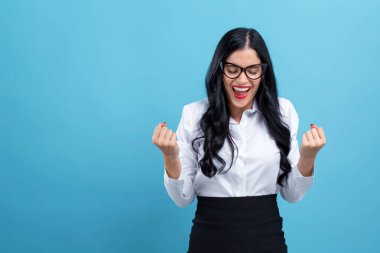 Genç bayan bir jest yapıyor.