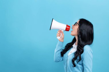 Genç kadın bir megafon ile