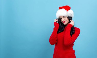 Noel Baba şapkalı mutlu kadın.