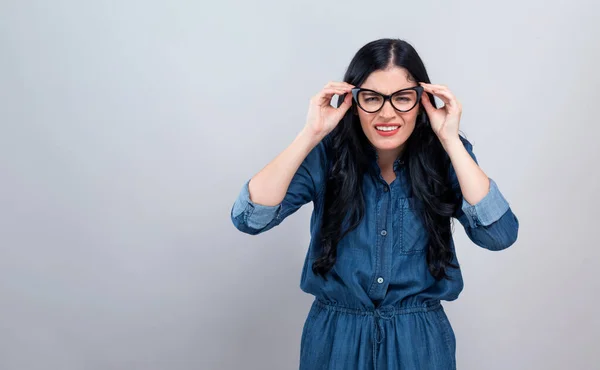 Junge Frau mit Brille — Stockfoto