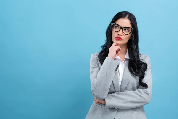 Jonge vrouw in een doordachte pose — Stockfoto