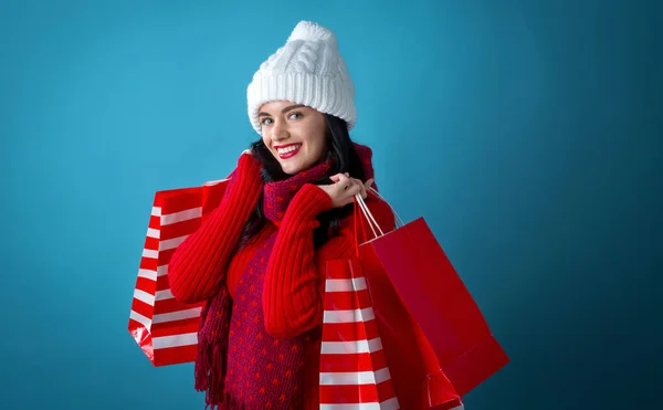 Alışveriş torbaları tutan mutlu genç kadın. — Stok fotoğraf