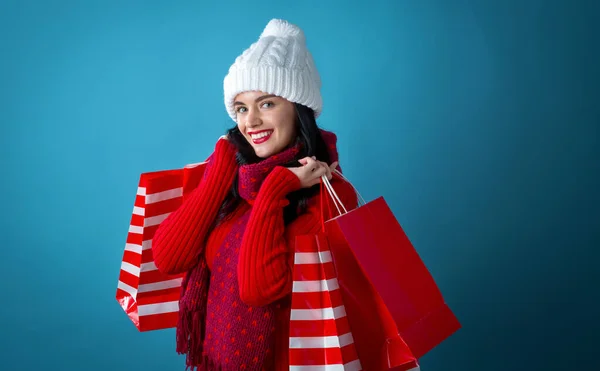 Glad ung kvinna som håller i shoppingväskor — Stockfoto