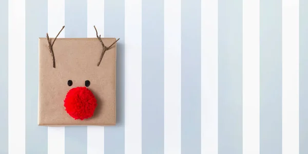 Handmade reindeer pom pom gift box — Stock Photo, Image