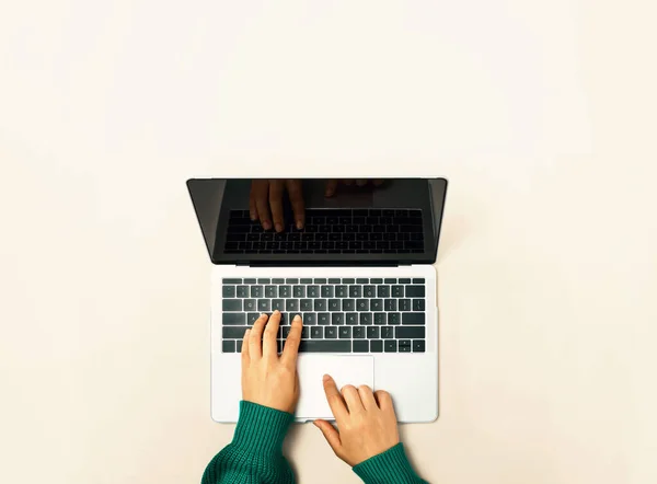 Person, die einen Laptop benutzt — Stockfoto