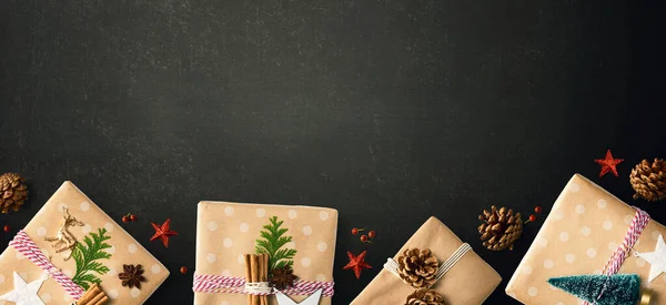 Caixas de presente de Natal artesanal com ornamentos — Fotografia de Stock