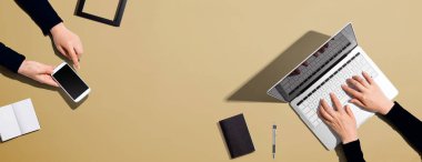 Birlikte çalışan iki kişi