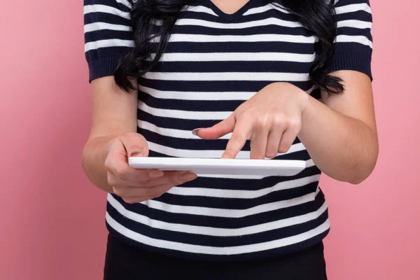 Jovem mulher usando seu tablet — Fotografia de Stock