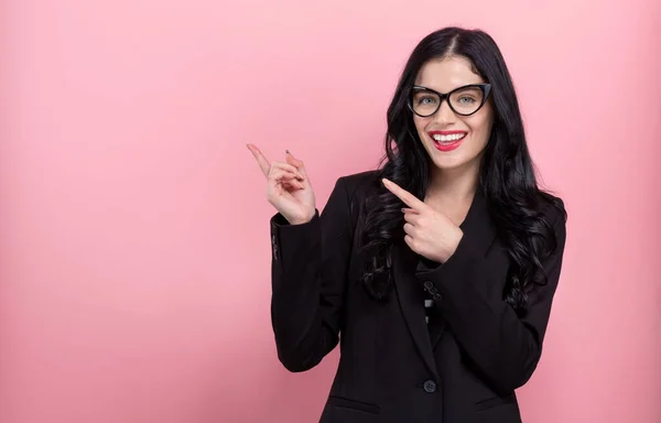 Mujer joven señalando algo — Foto de Stock