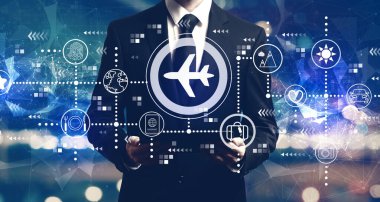 Bir tablet tutan işadamı ile uçak seyahat Tema