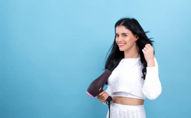 Saç kurutma makinesi tutan güzel genç kadın