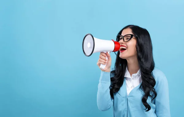 Jeune femme avec un mégaphone — Photo