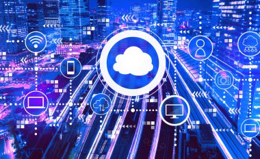 Tokyo, Japonya 'da büyük bir tren istasyonu ile bulut hesaplaması