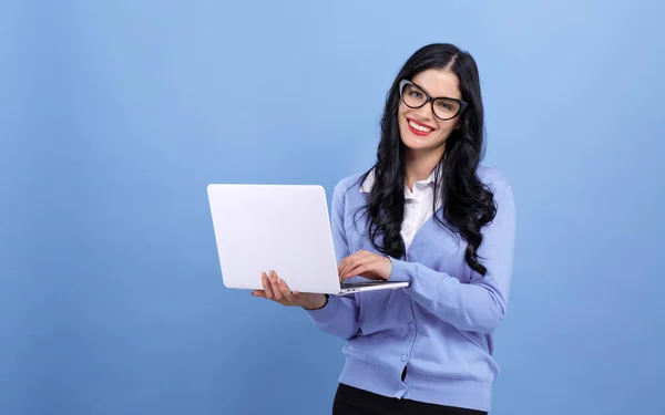 Wanita muda dengan komputer laptop — Stok Foto