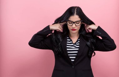 Genç kadın kulakları engelleme