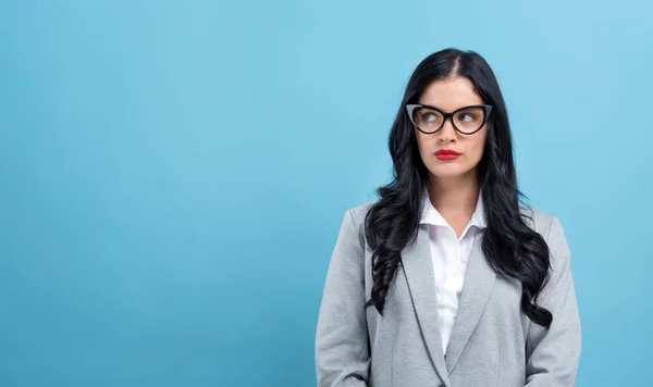 Portret van een jonge vrouw — Stockfoto