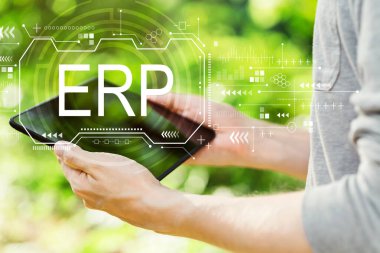 Atılgan 'ın kaynak planlaması, elinde tableti olan bir adam.