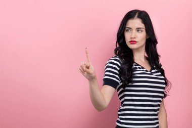 bir şeye işaret eden genç bir kadın