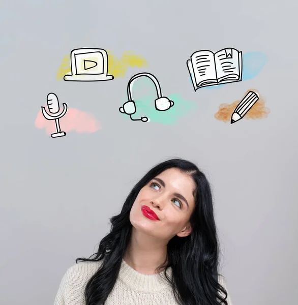 E-Learning-Konzept mit glücklicher junger Frau — Stockfoto