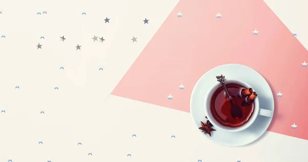 Чай з корицею з зіркою конфетті — стокове фото
