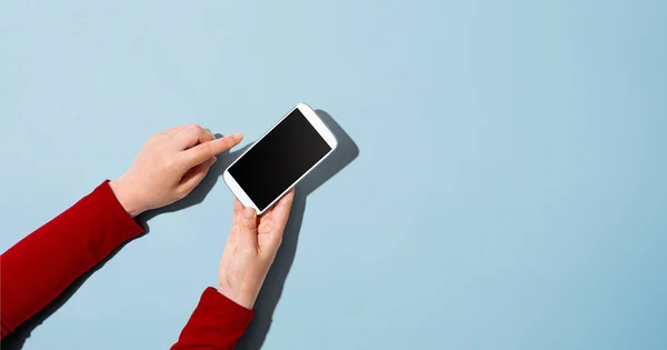 Persona usando un teléfono inteligente blanco —  Fotos de Stock