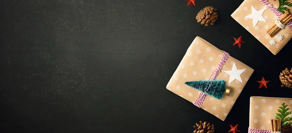 Ręcznie robione pudełka świąteczne z ozdobami — Zdjęcie stockowe