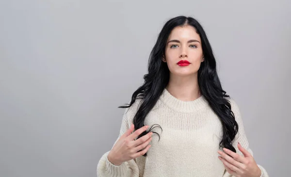 Mooie vrouw met zwart haar — Stockfoto