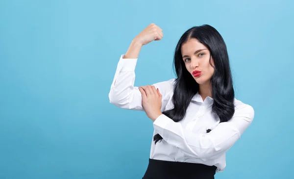 Jovem poderosa em pose de sucesso — Fotografia de Stock