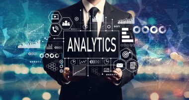 Analitik kavram, iş adamı elinde bir tablet tutuyor.