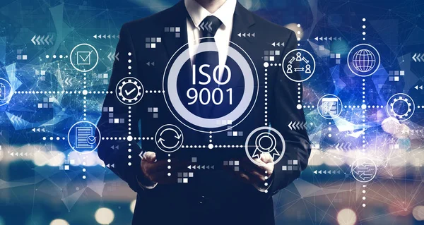 Concepto ISO 9001 con empresario sosteniendo una tableta —  Fotos de Stock
