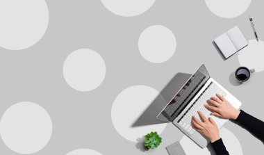 Dizüstü bilgisayar kullanan kişi